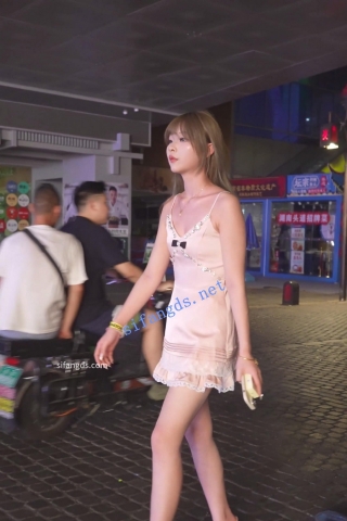 (BC-AA-414)超短吊带裙美女喝多了..光脚走路被抄底条纹白内