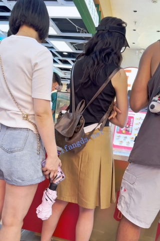 trump1203【KFC】眼镜妹独自逛街买奶茶。短裙骚窄内前后CD一股高潮脸