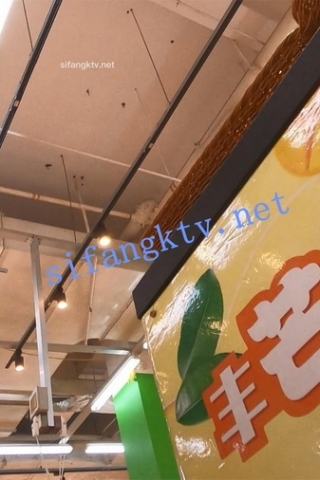 kc557（空城原创）花裙少妇陪家人逛超市，大红网纱N前C黑森林