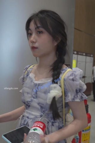 （BC-AA-443）花裙小姐姐上扶梯被CD..橙边白内贴脸拍