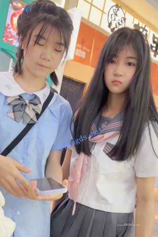 trump1248【KFC】制服JK学生妹和同学逛街·肉色丝袜浅色内内前后CD