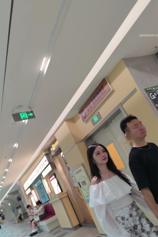 XM324银色短裙气质美女和男朋友逛街，白色内内