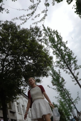 kc1601（空城原创）强行搭讪问路白裙小少妇，前后CD收下格子N