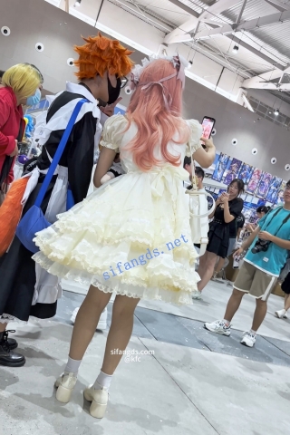 trump1126【KFC】甜妹COSER和闺蜜逛街。肉色骚透明内露出黑森林超反差