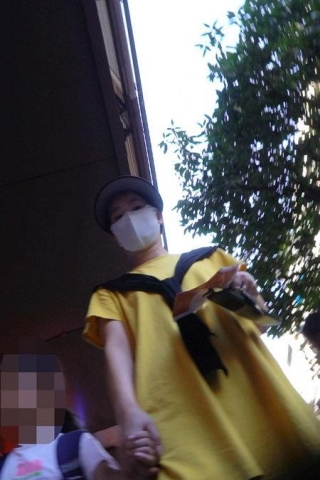 kc1507（空城原创）接孩子放学的黄裙少妇，天蓝透明N包裹肥臀