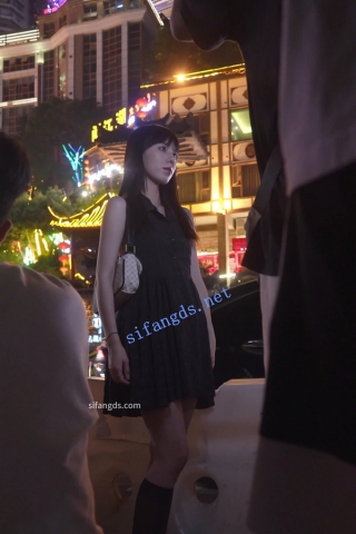 (BC-AA-469)露背裙美女景点拍照..专注聊天被前后CD白内