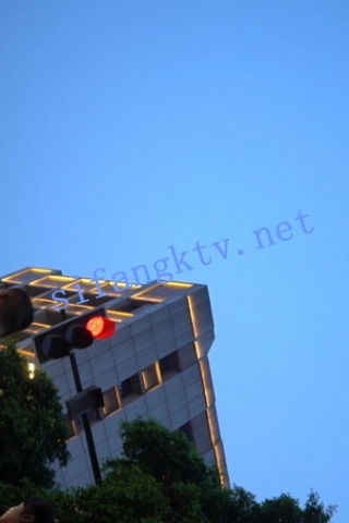 kc878（空城原创）独自逛街的吊带裙少妇，紫N夹翅膀诱惑