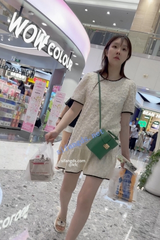 trump1143【KFC】长裙靓女日常下班回家。粉色花边窄内。毫无发觉被CD