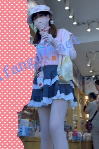 csg001原创抄底带着脸基尼的黑色蛋糕短裙学生妹