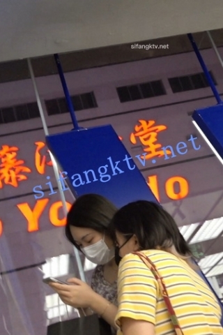 kc468（空城原创）和朋友逛商场的花裙小姐姐，灰N包裹肉臀