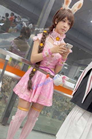 trump1127【KFC】兔女郎靓女等人玩手机。粉色过膝袜紫色蕾丝内前后CD
