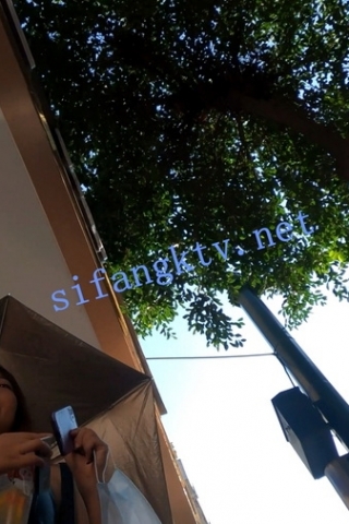 kc454（空城原创）性感牛仔短裙妹子走路去骑车，豹纹sao丁诱惑