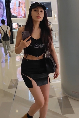 XM111黑色皮短裙美女商超逛街，抄底黑色窄内