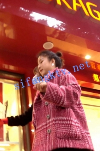 kc473（空城原创）和朋友逛街的黑裙少妇，一路跟拍薄丝黑N