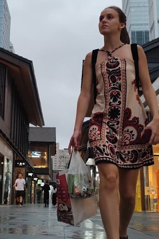 XM065两个外国留学生小姐姐就是骚，抄底一个粉色丁一个蓝色丁