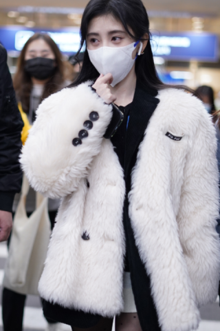 鞠婧祎机场黑丝长靴