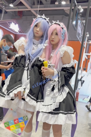 trump1087【KFC】两个拉姆蕾姆学生妹逛街。蓝色内半透绿内一箭双雕