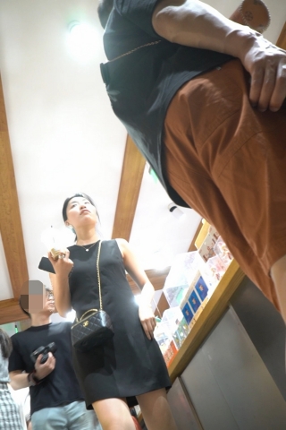 kc1592（空城原创）黑裙小姐姐逛商场，微透白N紧裹肉臀