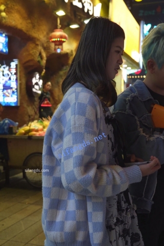 (BC-AA-383)花裙小姐姐逛夜市..无痕内夹进屁股缝脏了一大块