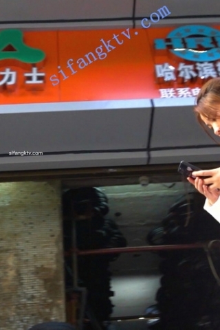 kc108（空城原创）偶遇白裙美艳高跟少妇，里面是红黑性感窄N