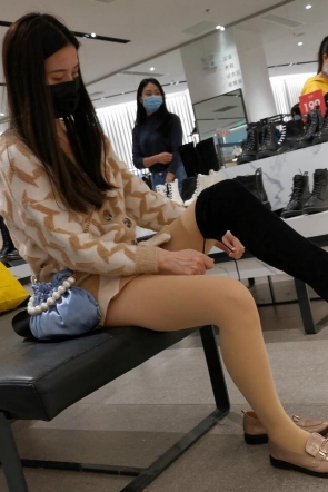 4k街拍试长靴的肉丝美女