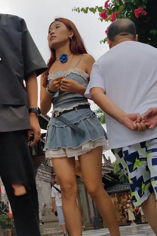 XM033蓝色超短裙小姐姐和男朋友逛街，白色内内