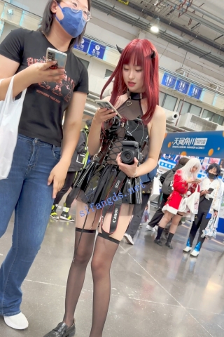 trump1252【KFC】身材很棒的短裙COSER摄影师·过膝黑丝黑色内内低角度CD