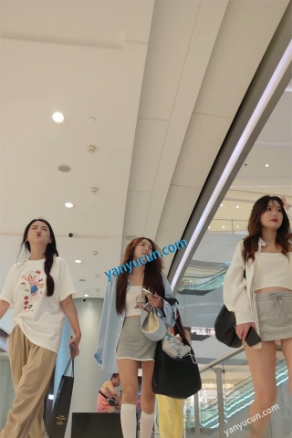 XM370几个美女一起出来吃饭逛街，抄底两个穿裙子美女