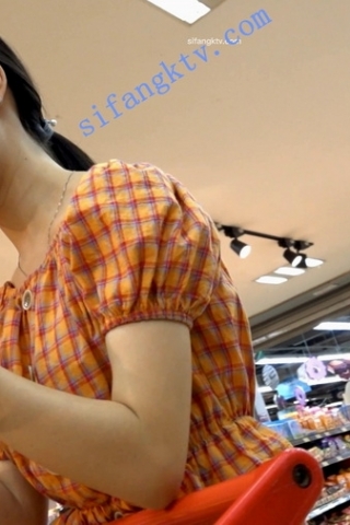 kc115（空城原创）超市里的可爱格子裙妹子，穿着白色微透NN