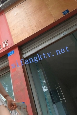 kc597（空城原创）接孩子放学的白嫩少妇，宽松短裤漏出米白N