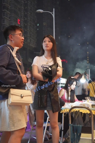 (BC-AA-358)闷骚的牛仔裙美女逛街..大腿根部藏着腿环纹身