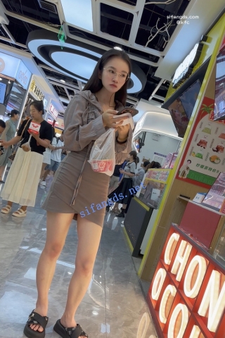 trump1167【KFC】包臀裙眼镜妹买小吃。白色内CD最后差点坐在相机上