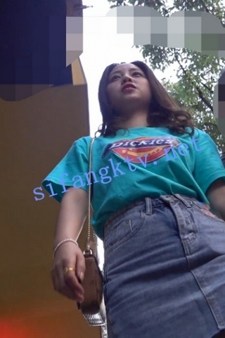 kc517（空城原创）和朋友逛街的牛仔短裙少妇，性感黑N夹翅膀