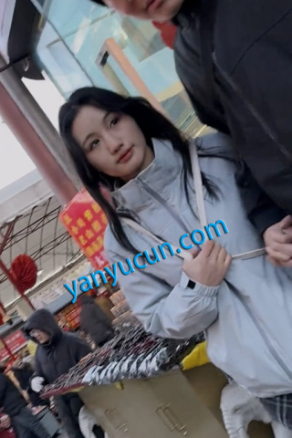 lh036CD抄底和男朋友一起逛街的黑色长筒靴肉丝短裙小...