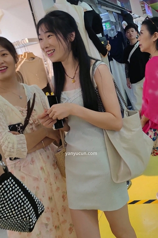 XM193蓝色包臀裙小姐姐和闺蜜逛街买衣服，白色内内