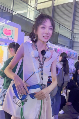 trump1147【KFC】女主播直播和大哥互动·一直在笑没发现裙下被CD漏毛