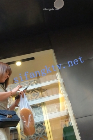 kc546（空城原创）青裙微胖少妇逛街，淡绿微透NN包裹肉臀