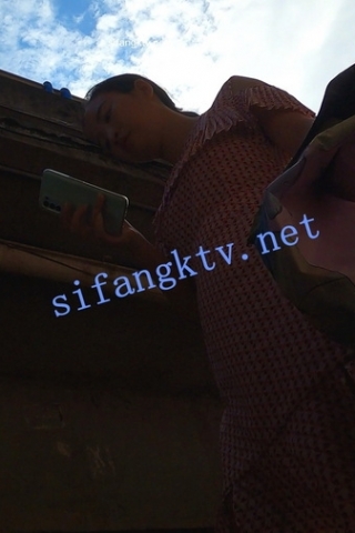 kc515（空城原创）和老公逛菜市的花长裙少妇，淡蓝色NN包裹肉臀