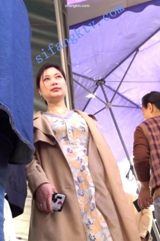 kc235（空城原创）菜市买菜的花长裙少妇，里面是红条纹NN