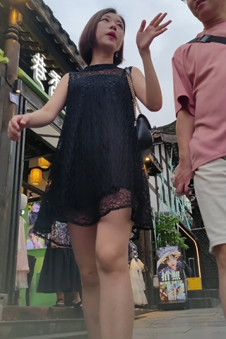 XM149黑色连衣裙短发美女和男朋友逛街，黑色窄内