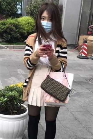 TK367-原创 投稿 抄底百褶裙过膝袜加黑丝妹子白