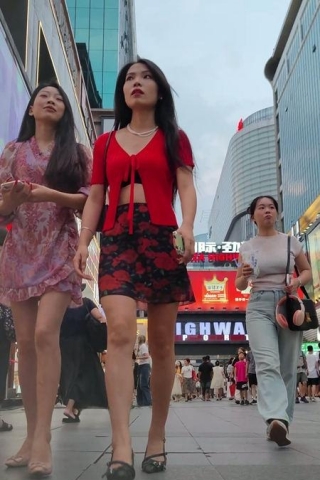 CS011【CSCD】红色印花超短裙美女和闺蜜逛街，白色丁字裤露毛