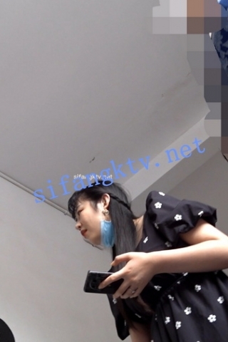 kc459（空城原创）肥臀黑裙少妇逛公园，性感黑N两边是透明的