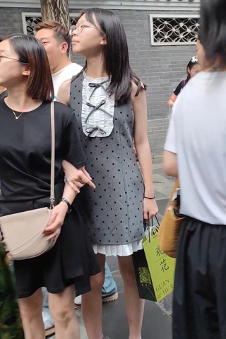 M146灰色连衣裙小姐姐和妈妈出来旅游，白色内