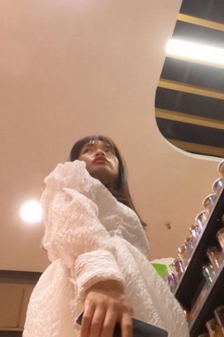 kc1447（空城原创）连衣裙小少妇逛完超市接孩子，微透白N裹肥臀