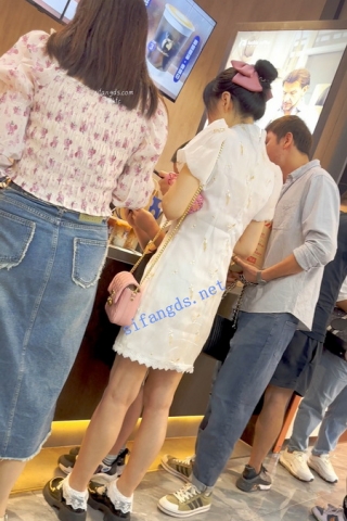 trump1224【KFC】带娃的年轻少妇穿着可爱系。淡蓝色半透内内前后CD