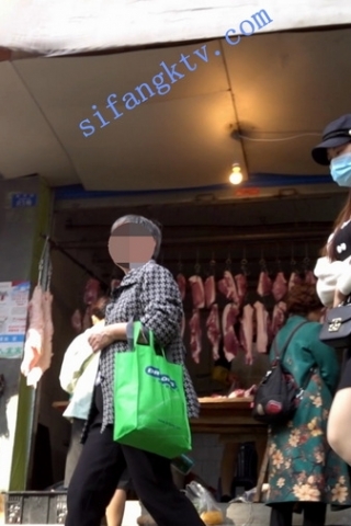 kc281（空城原创）菜市CD黑帽黑裙肉丝米白N少妇，还跟拍回家