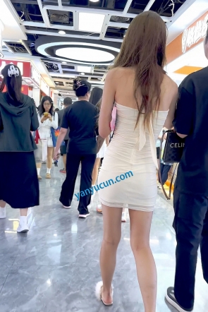 trump1447【KFC】裹胸包臀裙两女和男友甜蜜逛街·蕾丝骚窄内尿黄了