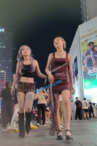 XM443豹纹超短裙美女和闺蜜逛街，黑色丁字裤