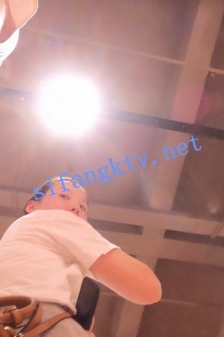 kc629（空城原创）带孩子逛超市的百褶裙少妇，粉N包裹肉臀